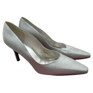 STUART WEITZMAN Women's Platinum Silver Pointed Pump 3”‎ Heels-Size 8.5